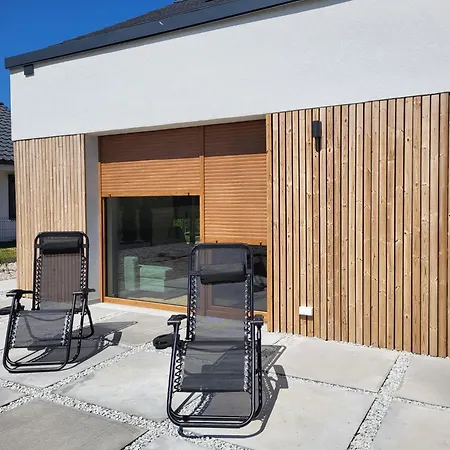 Dom Caloroczny W Sierakowie Nr 1 別荘 シェラクフ